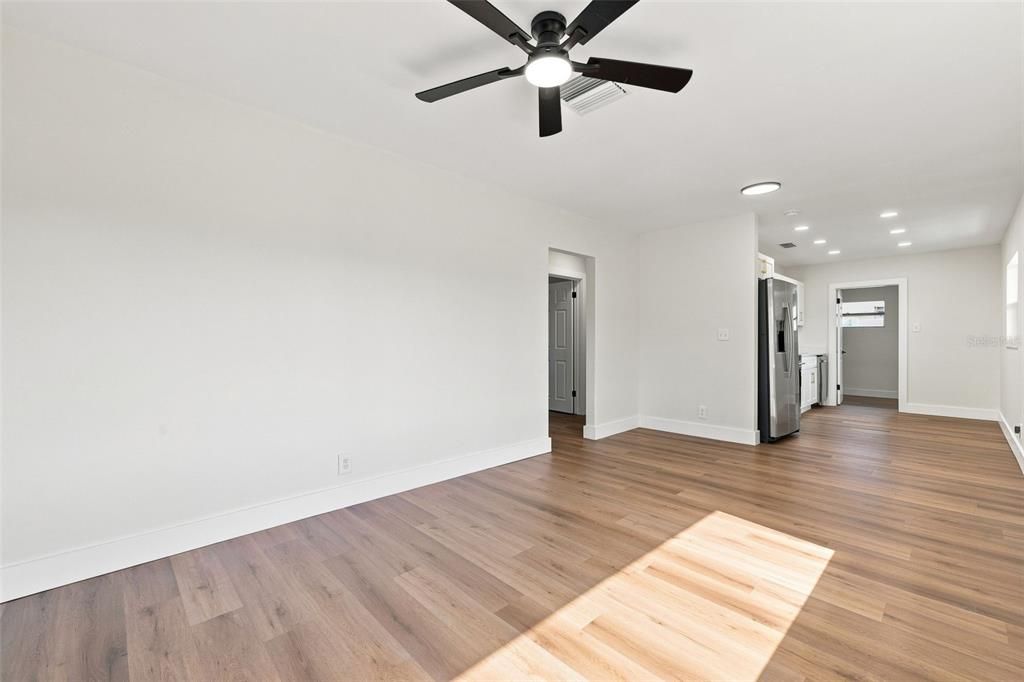 For Sale: $324,900 (4 beds, 2 baths, 1091 Square Feet)