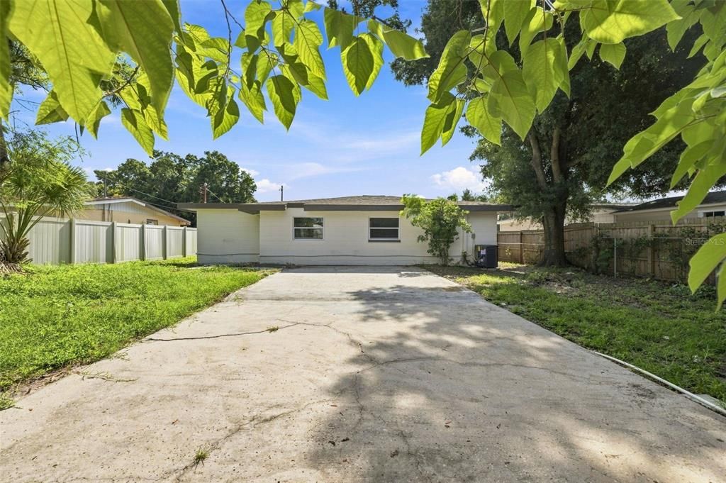 For Sale: $324,900 (4 beds, 2 baths, 1091 Square Feet)