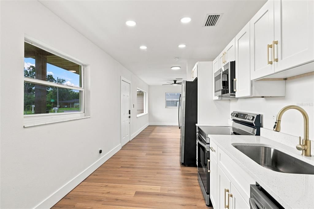 For Sale: $324,900 (4 beds, 2 baths, 1091 Square Feet)
