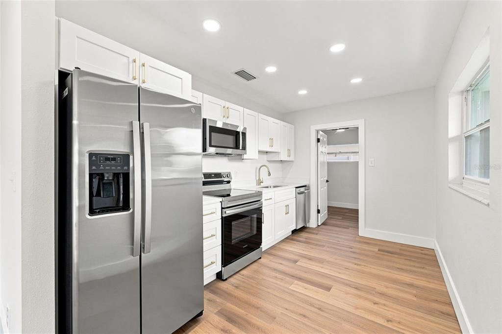 For Sale: $324,900 (4 beds, 2 baths, 1091 Square Feet)