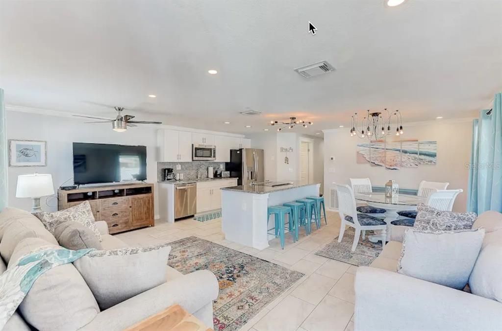For Rent: $1,800 (2 beds, 2 baths, 900 Square Feet)