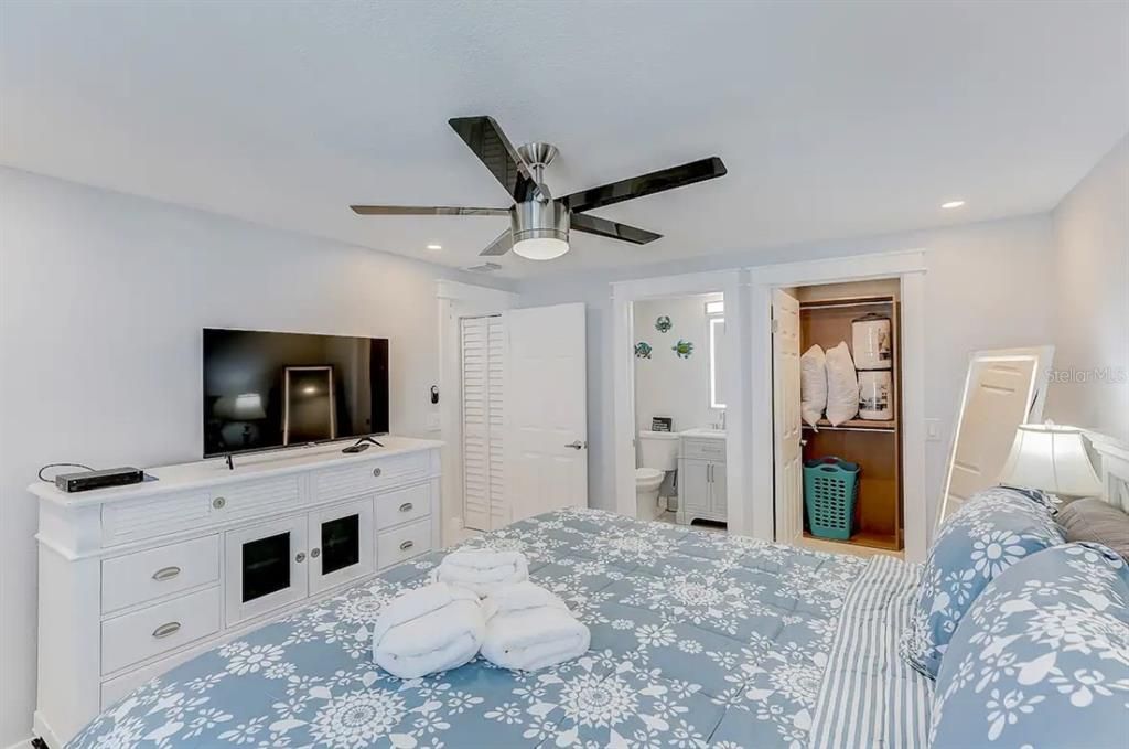 For Rent: $1,800 (2 beds, 2 baths, 900 Square Feet)