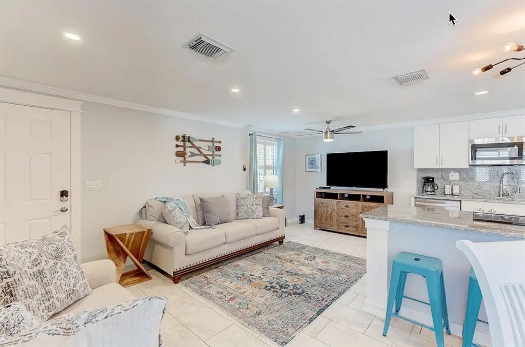 For Rent: $1,800 (2 beds, 2 baths, 900 Square Feet)