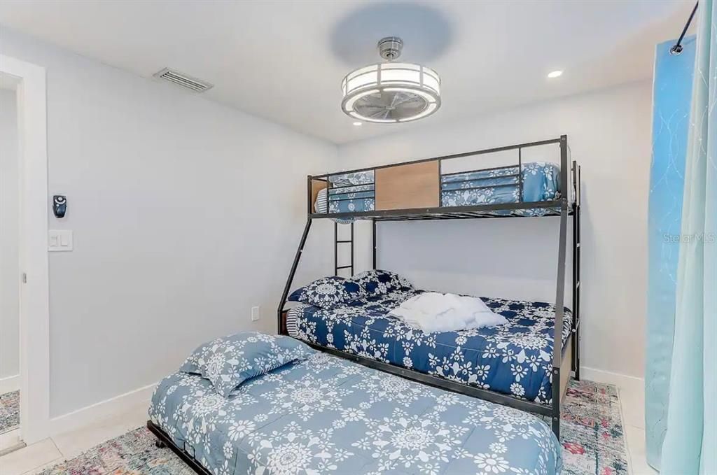 For Rent: $1,800 (2 beds, 2 baths, 900 Square Feet)