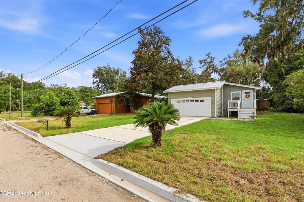 For Sale: $300,000 (3 beds, 2 baths, 1188 Square Feet)