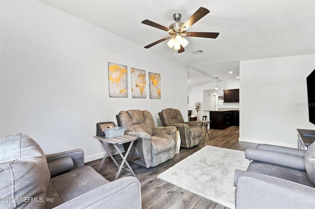 For Sale: $300,000 (3 beds, 2 baths, 1188 Square Feet)