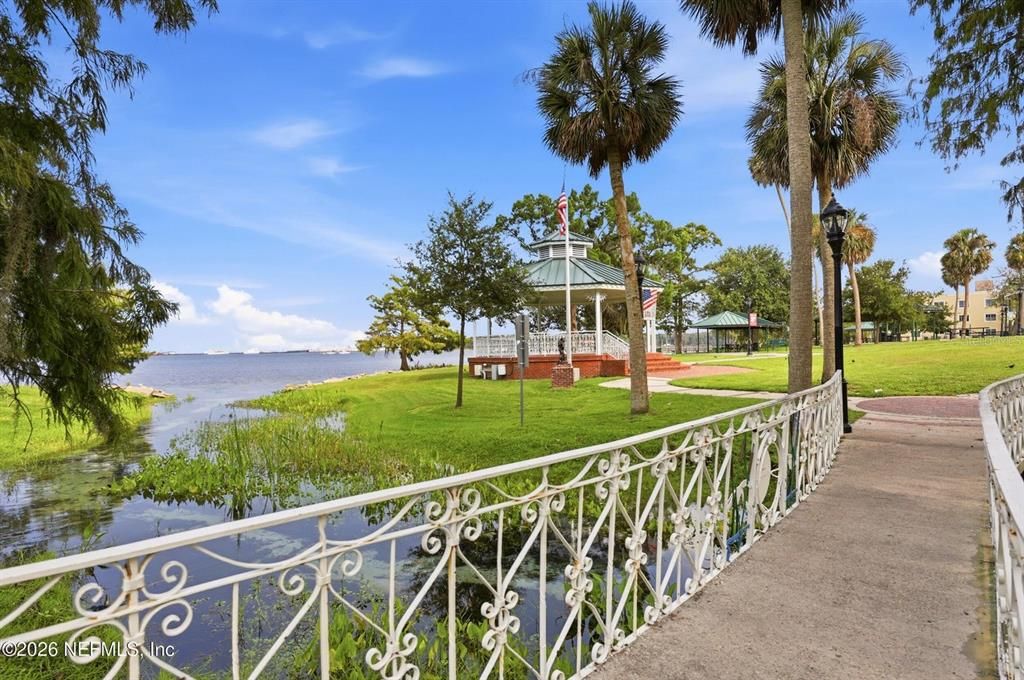 For Sale: $300,000 (3 beds, 2 baths, 1188 Square Feet)
