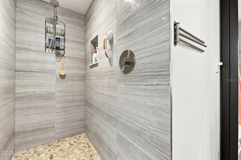 For Sale: $300,000 (3 beds, 2 baths, 1188 Square Feet)