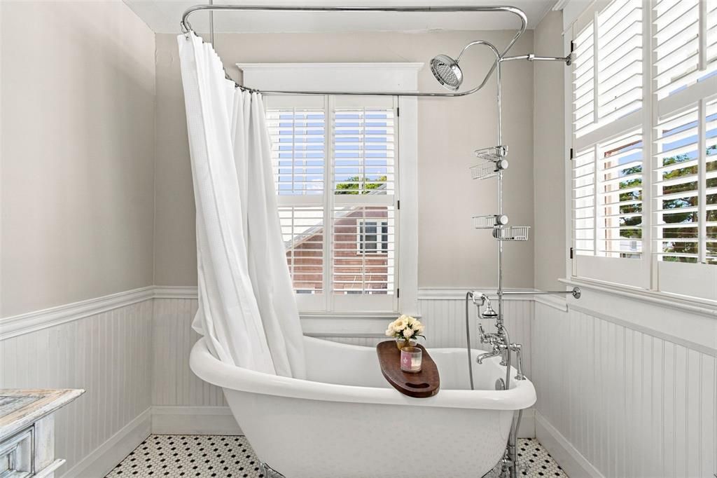 For Sale: $699,000 (3 beds, 2 baths, 1926 Square Feet)