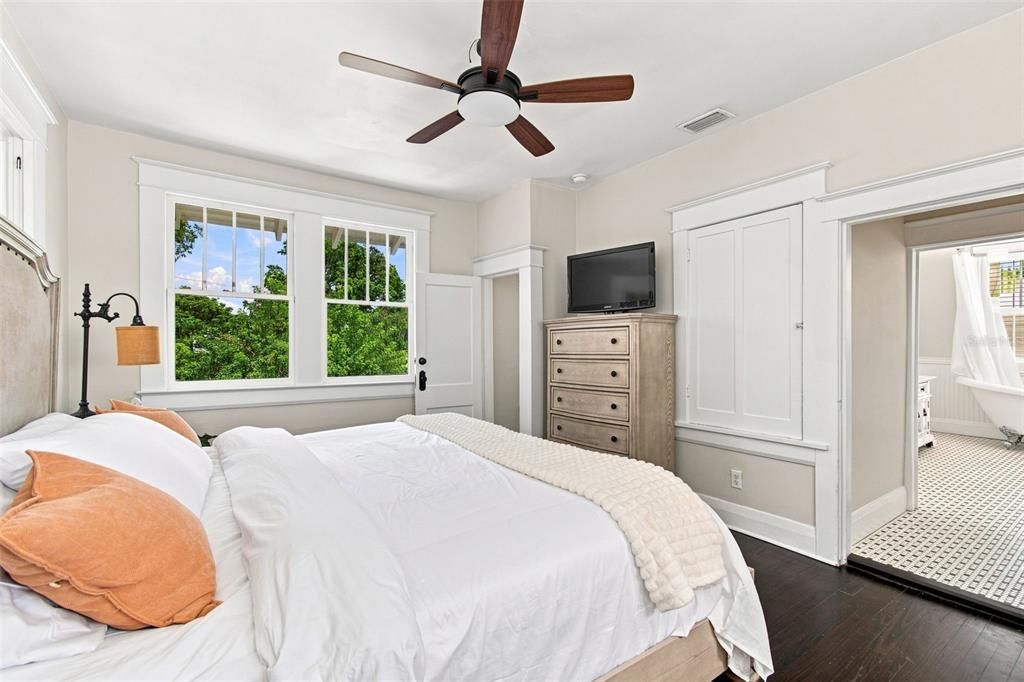 For Sale: $699,000 (3 beds, 2 baths, 1926 Square Feet)