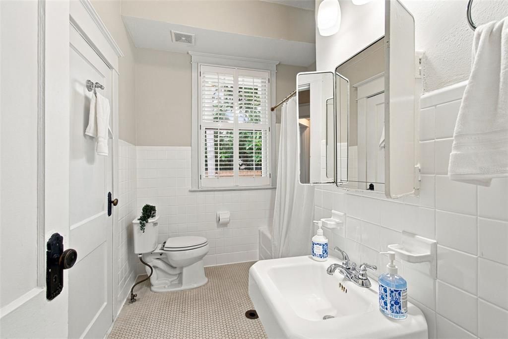 For Sale: $699,000 (3 beds, 2 baths, 1926 Square Feet)