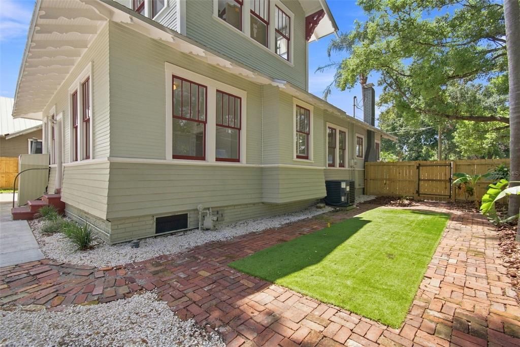 For Sale: $699,000 (3 beds, 2 baths, 1926 Square Feet)