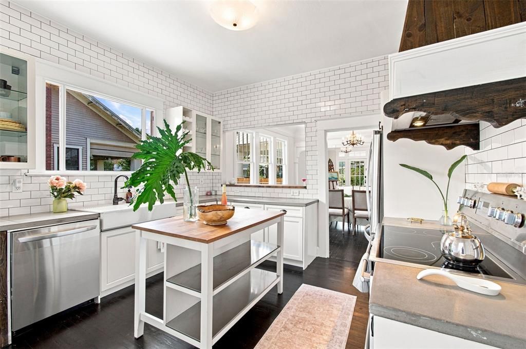 For Sale: $699,000 (3 beds, 2 baths, 1926 Square Feet)