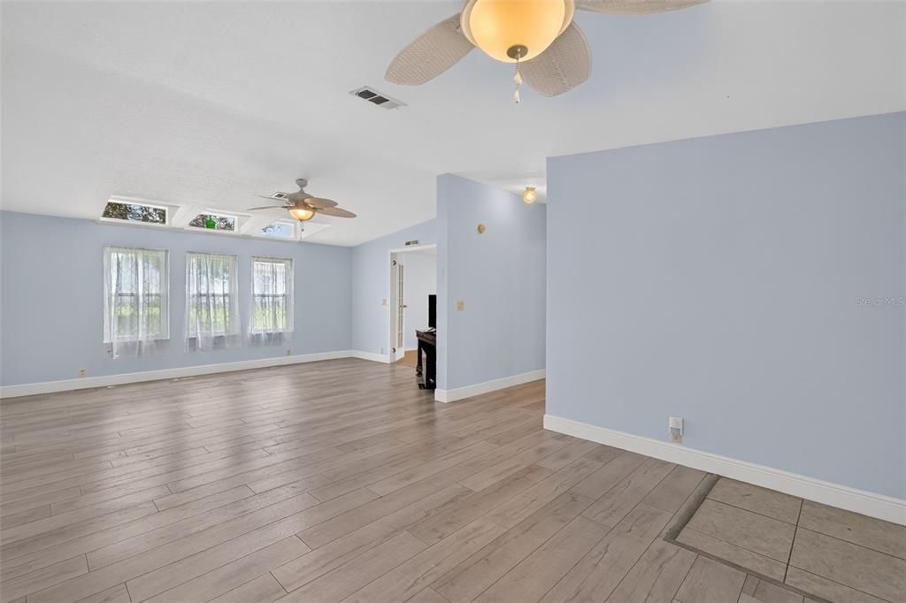 For Sale: $188,000 (3 beds, 2 baths, 1296 Square Feet)