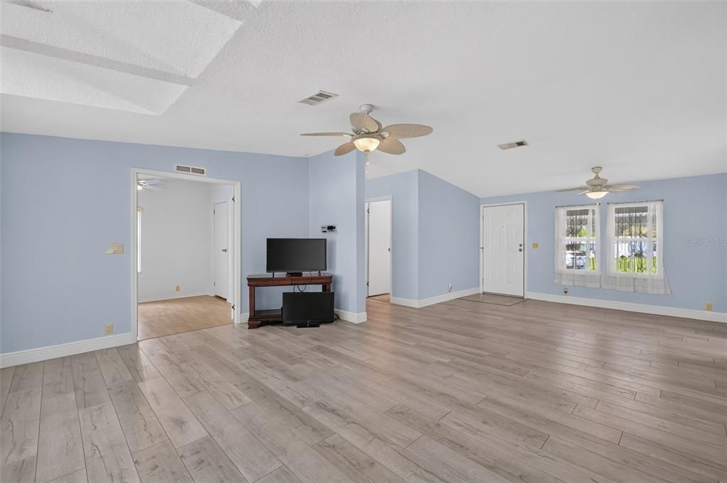 For Sale: $188,000 (3 beds, 2 baths, 1296 Square Feet)