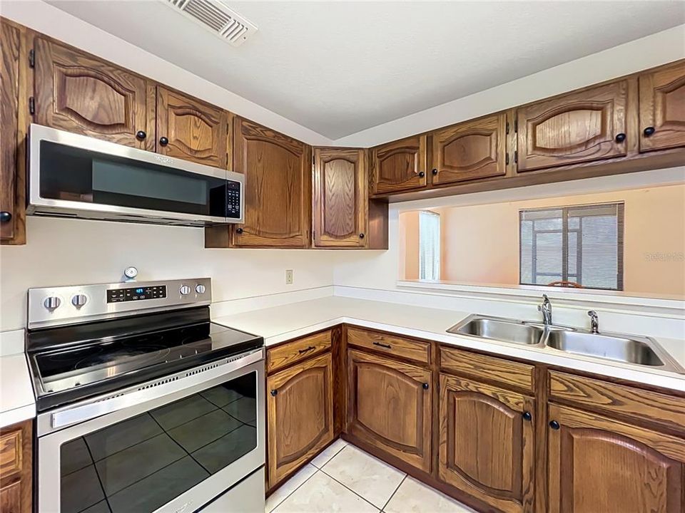 For Rent: $2,500 (3 beds, 2 baths, 1811 Square Feet)