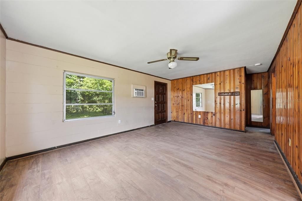 For Sale: $165,000 (2 beds, 1 baths, 768 Square Feet)