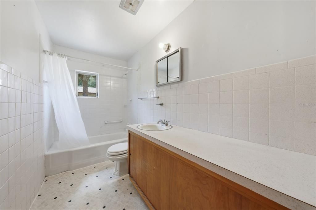 For Sale: $165,000 (2 beds, 1 baths, 768 Square Feet)