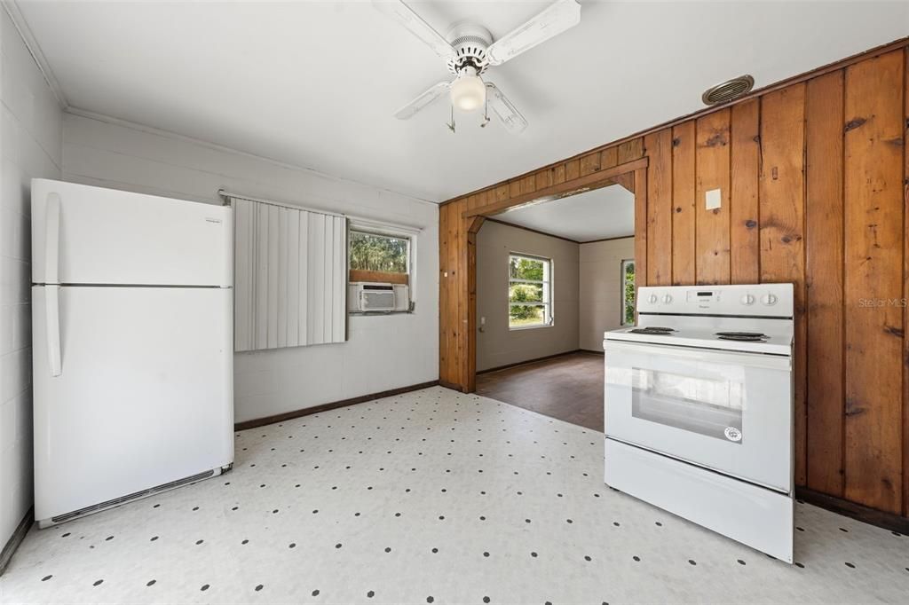 For Sale: $165,000 (2 beds, 1 baths, 768 Square Feet)