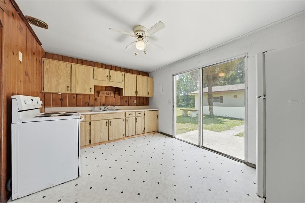 For Sale: $165,000 (2 beds, 1 baths, 768 Square Feet)