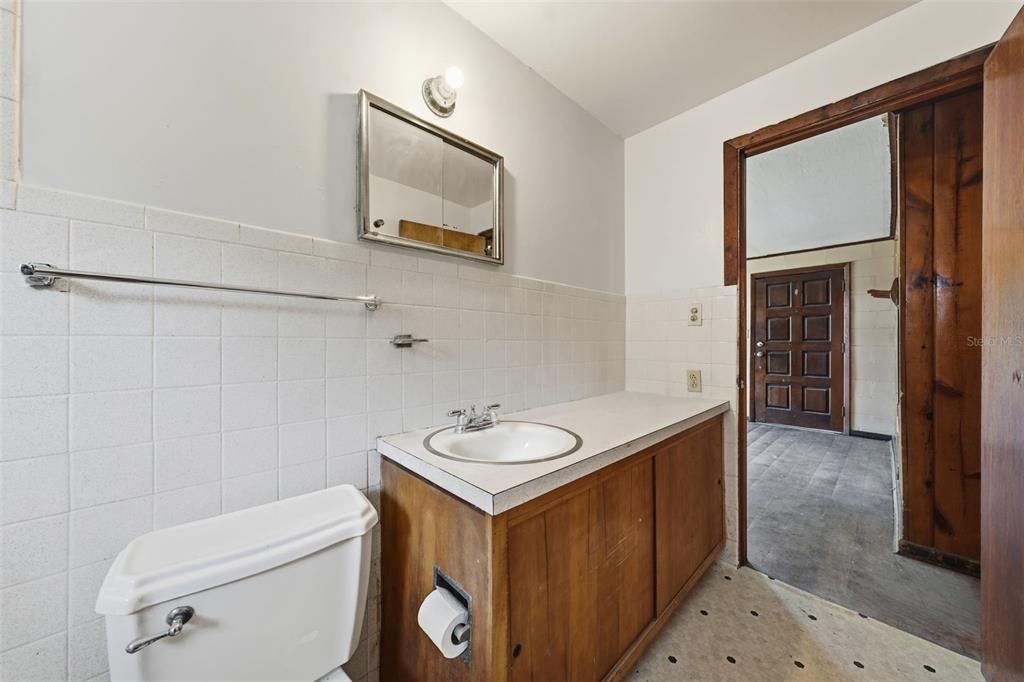 For Sale: $165,000 (2 beds, 1 baths, 768 Square Feet)