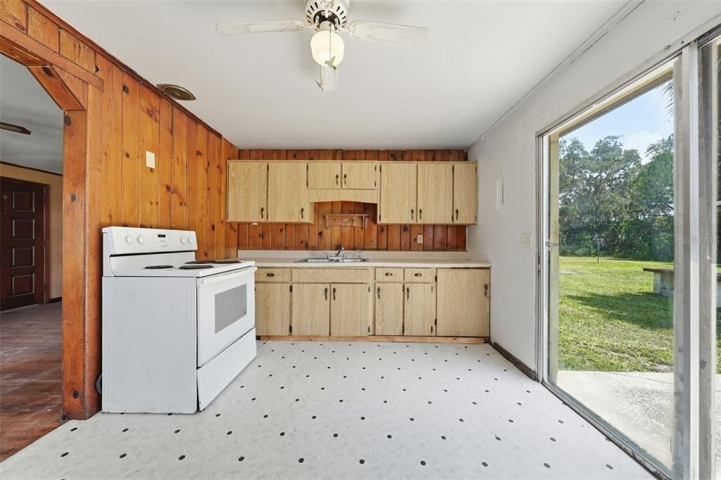 For Sale: $165,000 (2 beds, 1 baths, 768 Square Feet)
