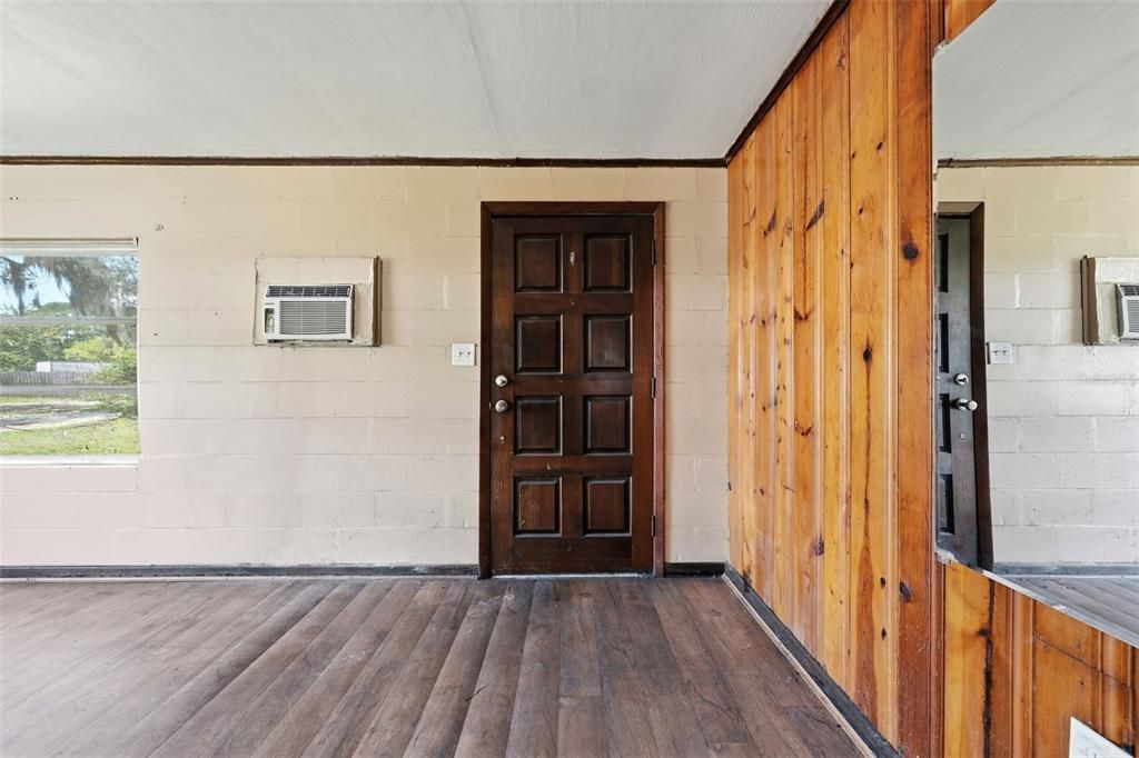 For Sale: $165,000 (2 beds, 1 baths, 768 Square Feet)