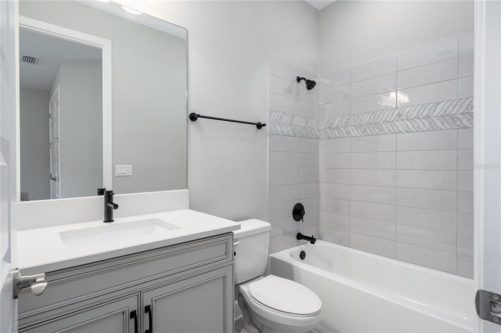 Activo con contrato: $3,500 (3 camas, 3 baños, 2193 Pies cuadrados)
