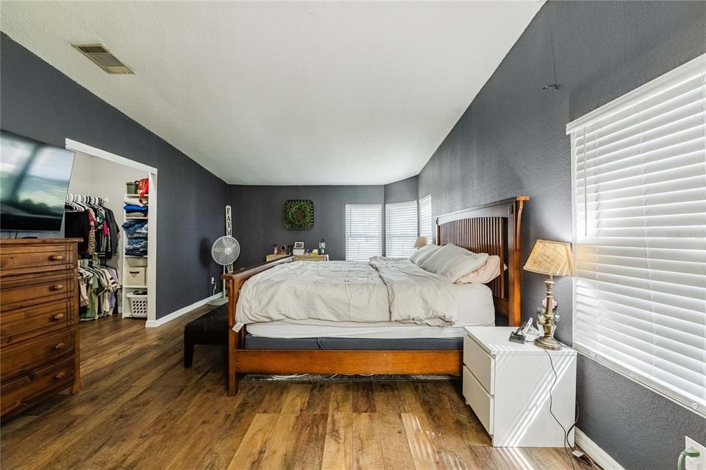 For Sale: $190,000 (3 beds, 2 baths, 1372 Square Feet)