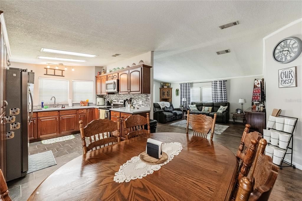 For Sale: $190,000 (3 beds, 2 baths, 1372 Square Feet)
