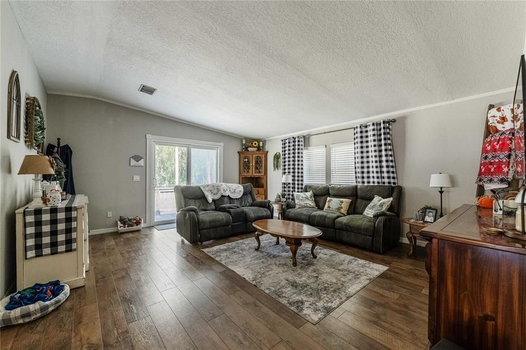 For Sale: $190,000 (3 beds, 2 baths, 1372 Square Feet)