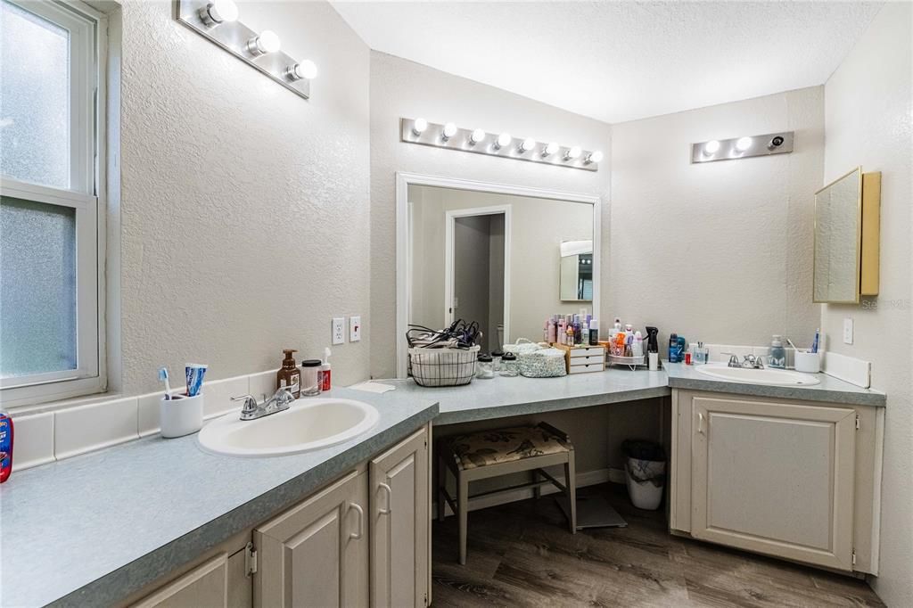 For Sale: $190,000 (3 beds, 2 baths, 1372 Square Feet)