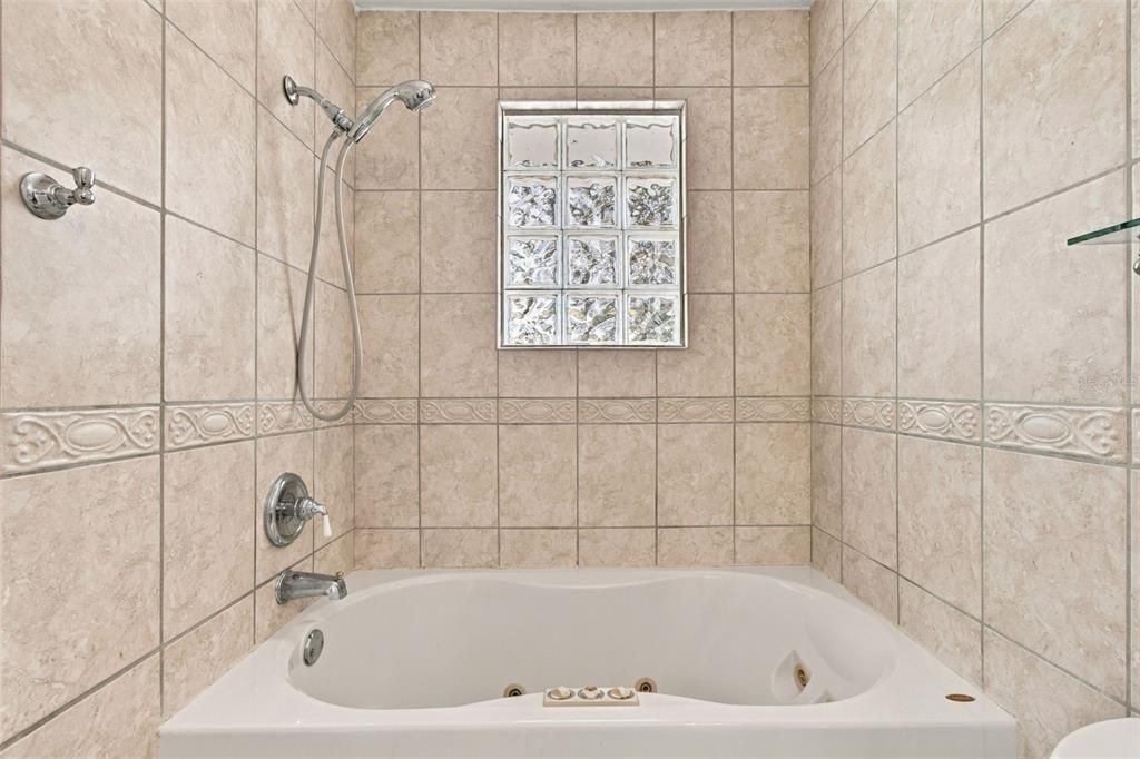 En Venta: $557,700 (4 camas, 3 baños, 1762 Pies cuadrados)