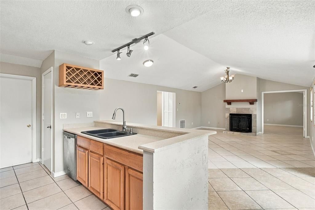 En Venta: $557,700 (4 camas, 3 baños, 1762 Pies cuadrados)