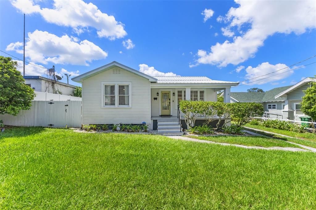 For Sale: $499,999 (3 beds, 2 baths, 1264 Square Feet)