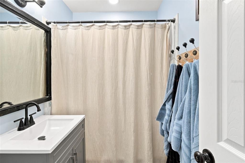 Activo con contrato: $210,000 (3 camas, 1 baños, 1092 Pies cuadrados)