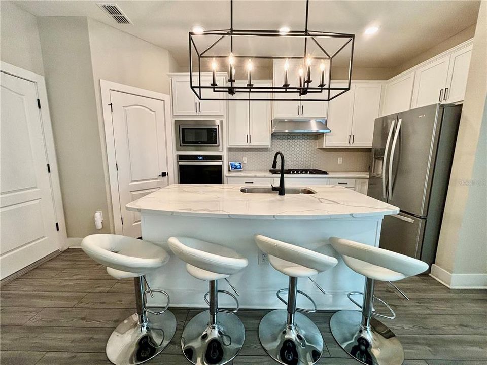 For Rent: $3,200 (4 beds, 2 baths, 1817 Square Feet)