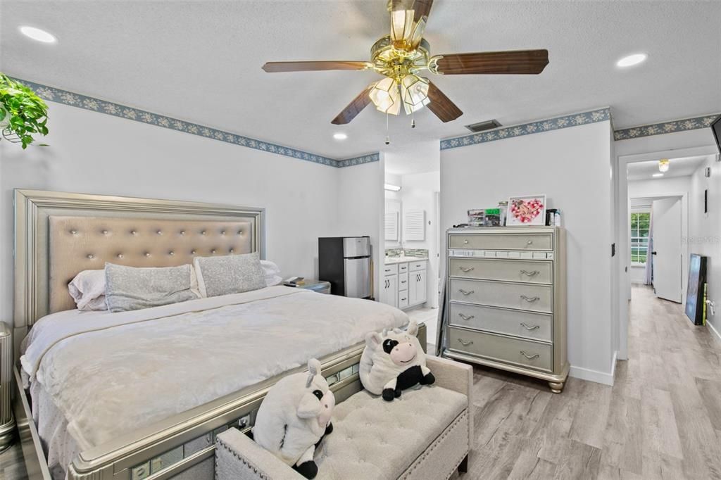 For Sale: $399,000 (2 beds, 2 baths, 1626 Square Feet)