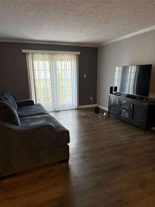 For Sale: $107,000 (1 beds, 1 baths, 650 Square Feet)