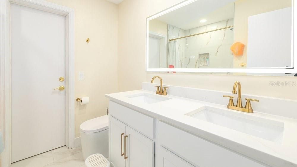 For Sale: $429,000 (5 beds, 2 baths, 2860 Square Feet)