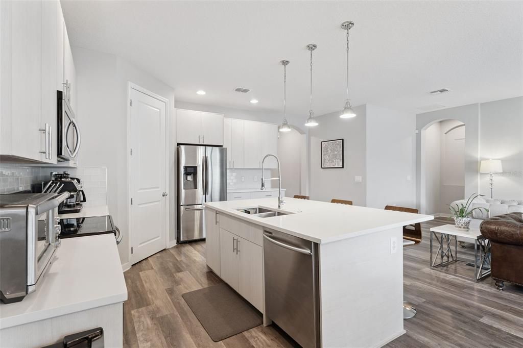 For Sale: $598,900 (4 beds, 2 baths, 1938 Square Feet)