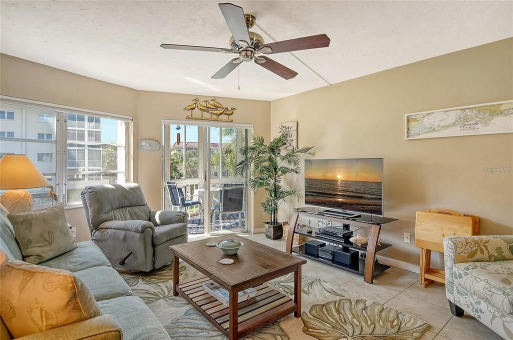 For Sale: $467,000 (1 beds, 2 baths, 780 Square Feet)