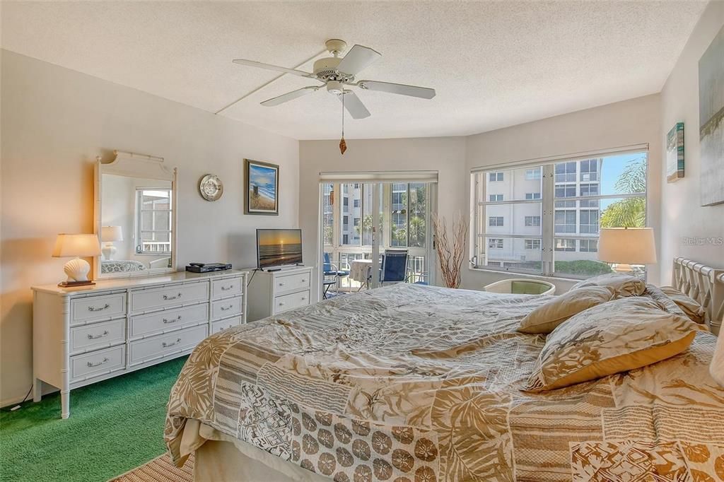 For Sale: $467,000 (1 beds, 2 baths, 780 Square Feet)