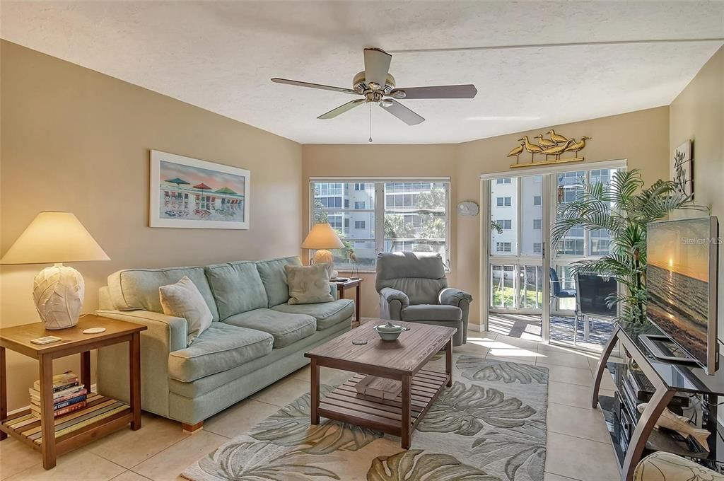 For Sale: $467,000 (1 beds, 2 baths, 780 Square Feet)