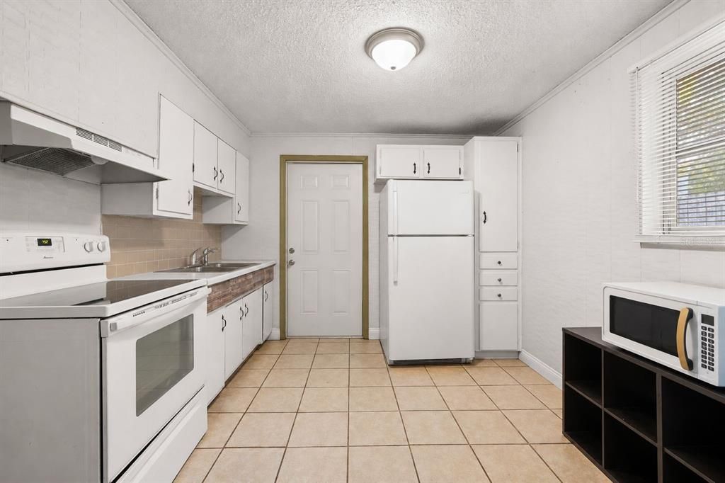 For Sale: $220,000 (3 beds, 0 baths, 1300 Square Feet)
