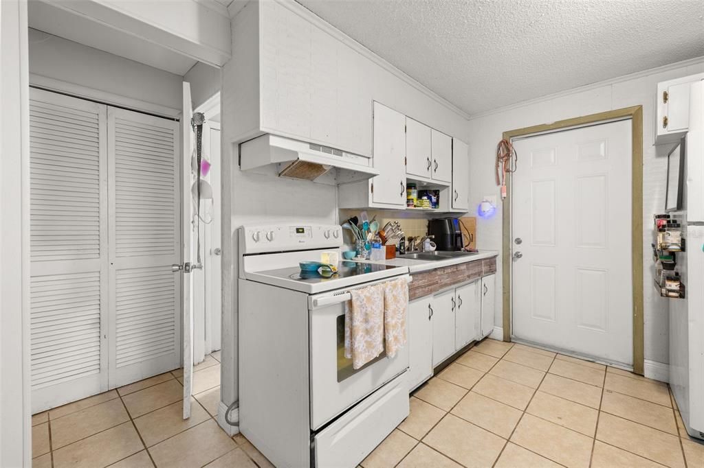 For Sale: $220,000 (3 beds, 0 baths, 1300 Square Feet)
