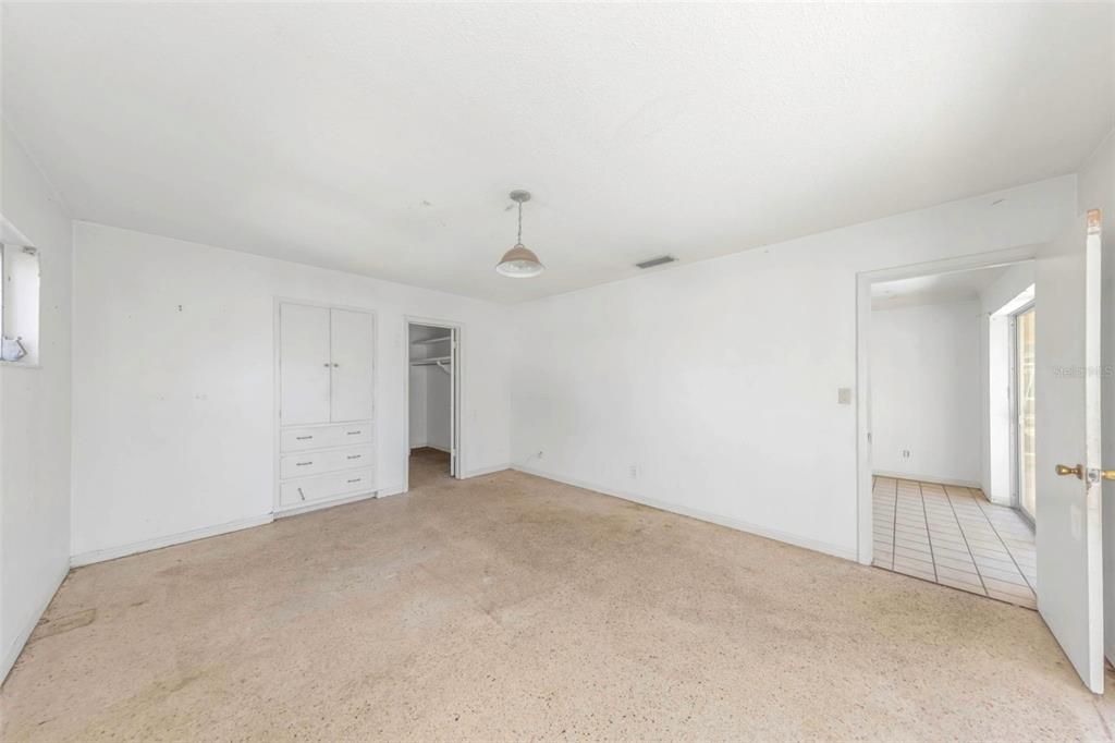 En Venta: $395,000 (4 camas, 2 baños, 1939 Pies cuadrados)
