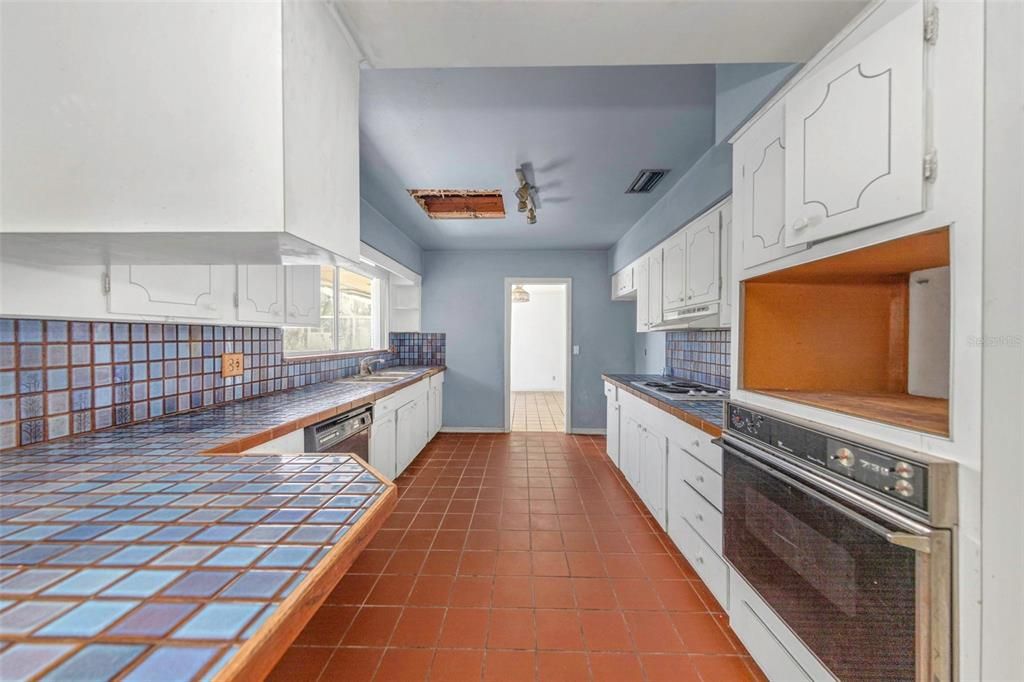 En Venta: $395,000 (4 camas, 2 baños, 1939 Pies cuadrados)
