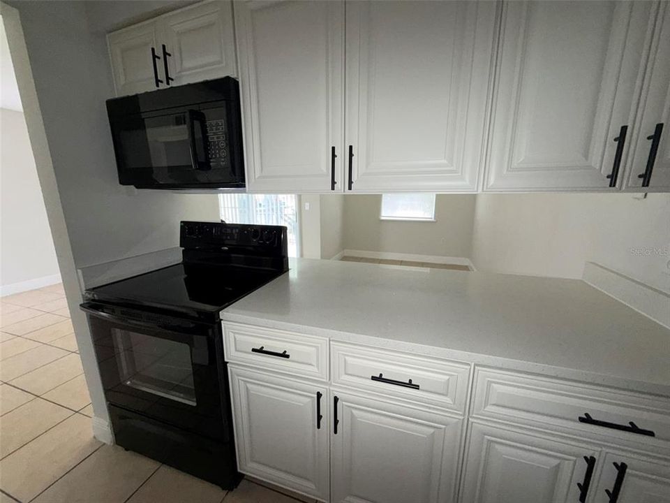 For Rent: $1,350 (1 beds, 1 baths, 728 Square Feet)