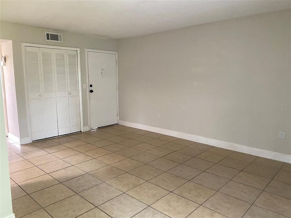 For Rent: $1,350 (1 beds, 1 baths, 728 Square Feet)